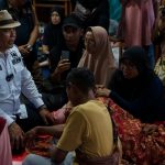 Epyardi Asda saat Berdialog dengan Warga Terdampak Banjir Agam