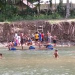 Puluhan Warga dan Masyarakat Menyerberangi Sungai Menggunakan Rakit yang Terbuat Dari Drum